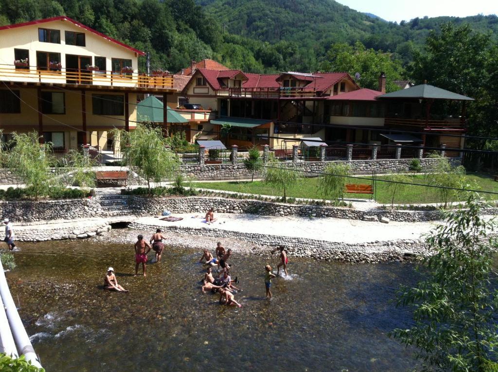 Pension Cuibul Viselor เบยเล เฮร์คูลาเน ภายนอก รูปภาพ